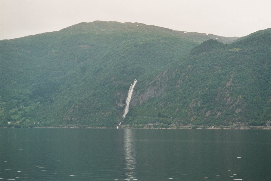 2003060610 fjaerlandfjord foss